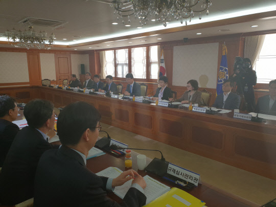 보편요금제 도입에 대한 규제개혁위원회의 심사가 2주 뒤인 다음달 11일로 미뤄졌다. 규개위 위원들이 보편요금제에 관련된 이해관계자들의 입장을 듣고 있다.